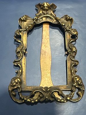 Антикварная рамка для фотографий с ангелом. Бронза 
Размер посадочного места 5х9 см.