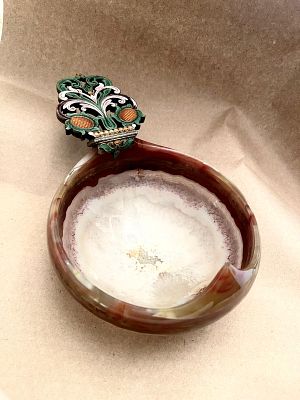 Ковш Фаберже ?. Нач.XXв
Агатовый ковш с серебряной рукояткой — ковш вырезан из цельного куска 