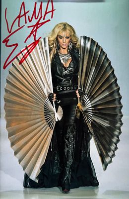 Автограф. Лама Сафонова (настоящее имя — Марина Сафонова) — российская певица и композитор.