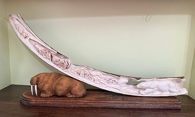 Бивень мамонта декорированный, красное дерево. Сзади необработанный, высота 30 см, длина 66 см