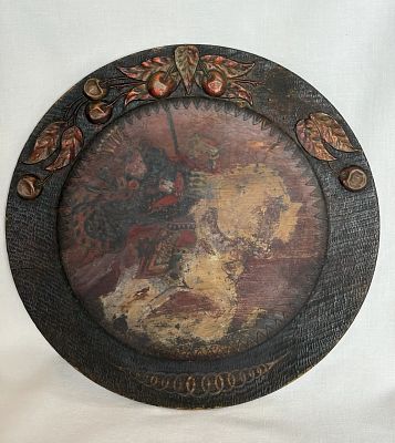 Тарелка "Богатырь", дерево, резьба. XX век. 1914/15. 26 см. 
следы бытования.