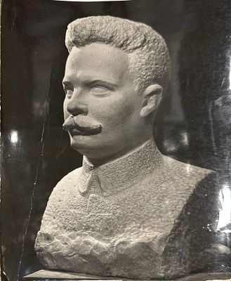 [Из архива скульптура Гендельман Е.А]. Фрунзе мрамор 1967 г.В 1936 году окончил МВХПУ им. М. И. 