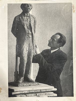 [Из архива скульптура Гендельман Е.А]. 13х18 см.В 1936 году окончил МВХПУ им. М. И. Калинина в 