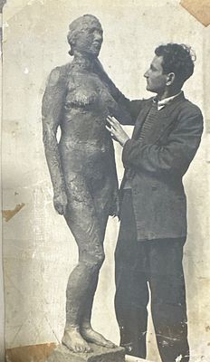 [Из архива скульптура Гендельман Е.А]. 10х17 см.В 1936 году окончил МВХПУ им. М. И. Калинина в 