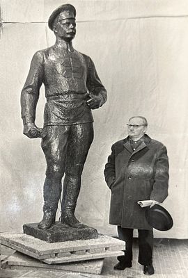 [Из архива скульптура Гендельман Е.А]. 14х23 см.В 1936 году окончил МВХПУ им. М. И. Калинина в 