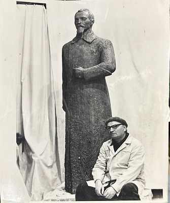 [Из архива скульптура Гендельман Е.А]. 18х29 см.В 1936 году окончил МВХПУ им. М. И. Калинина в 
