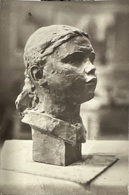 [Из архива скульптура Гендельман Е.А]. 10х16 см.В 1936 году окончил МВХПУ им. М. И. Калинина в 