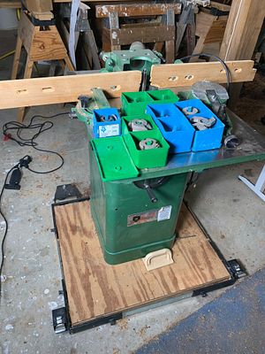 Lot 2170 - Grizzly Shop Router with Many Router Bits | Burns Auction ...