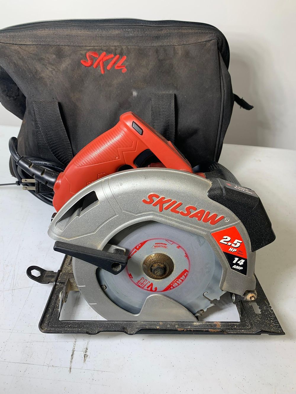 Vintage Skilsaw 5680 Power Circular Saw with Bag. Powers On. Burns in-house shipping is 