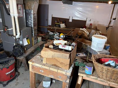 Lot 3002 Room contents Craftsman 16 Gallon Wet/Dry Vac Workshop