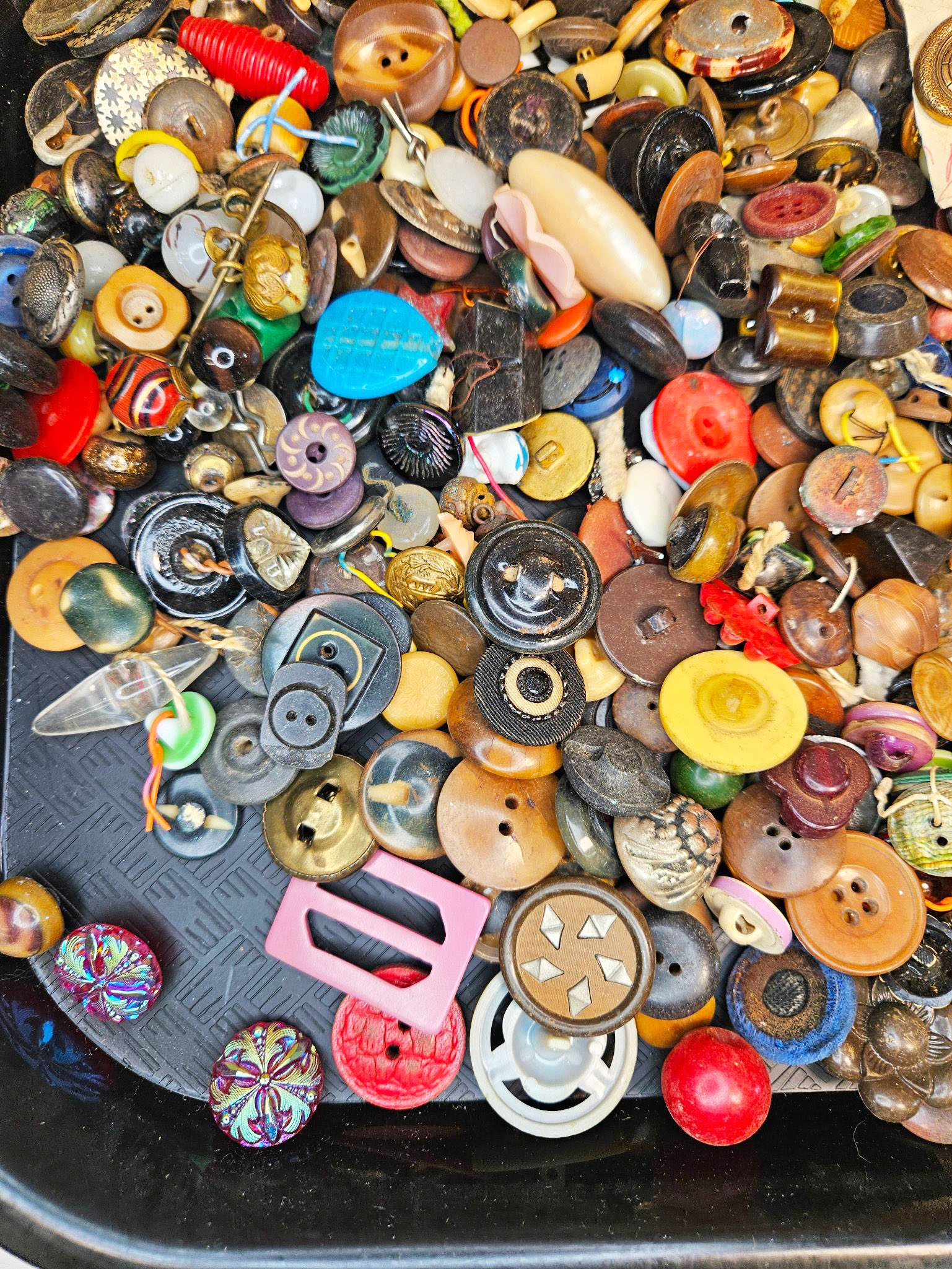 Lot 33266 - A Large Collection of Assorted Vintage and Antique Buttons ...