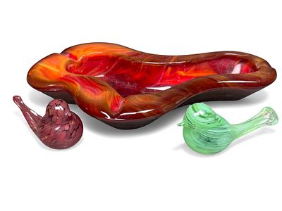 A Boyd Art Glass Dish and Two Art Glass Bird Figures. This lot presents three art glass items 