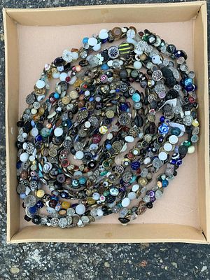 A Victorian Antique and Vintage Button Charm String 13' 999 Buttons. This lot consists of a 
