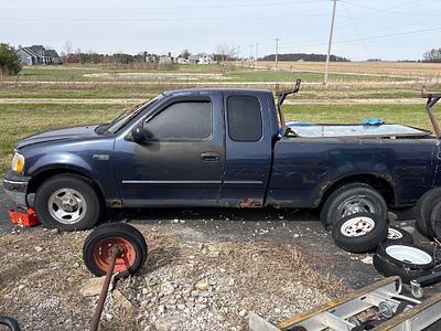 2003 Ford F-150 XLT Extended Cab Pickup. This 2003 Ford F-150 XLT is a Styleside extended cab 
