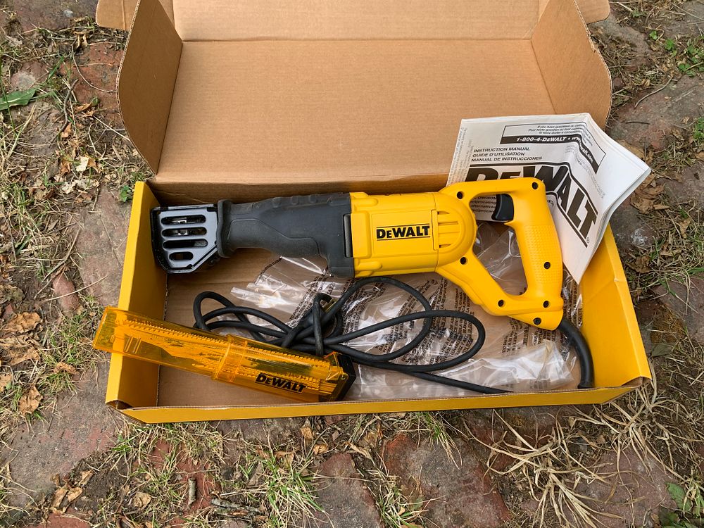 DeWalt DWE304 10 Amp Corded Reciprocating Saw with Case and Manual. A DeWalt model DWE304 corded 