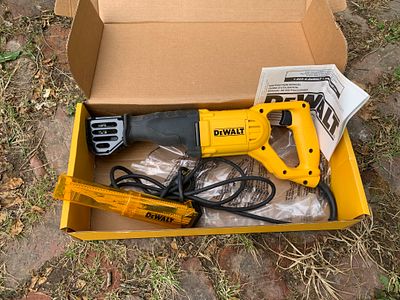 DeWalt DWE304 10 Amp Corded Reciprocating Saw with Case and Manual. A DeWalt model DWE304 corded 