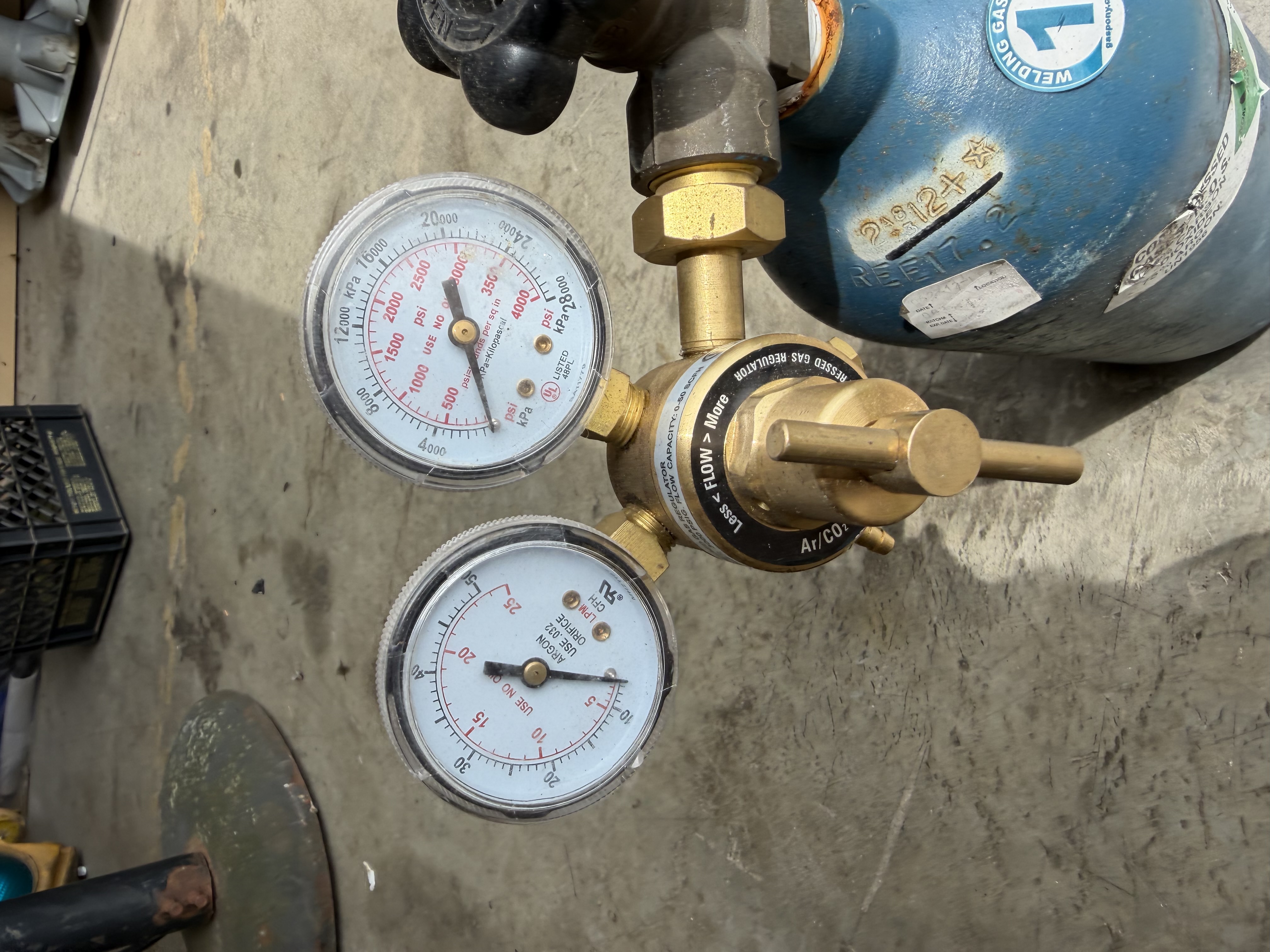 Portable C25 Welding Gas Cylinder with Hobart Ar/CO2 Flowmeter Regulator