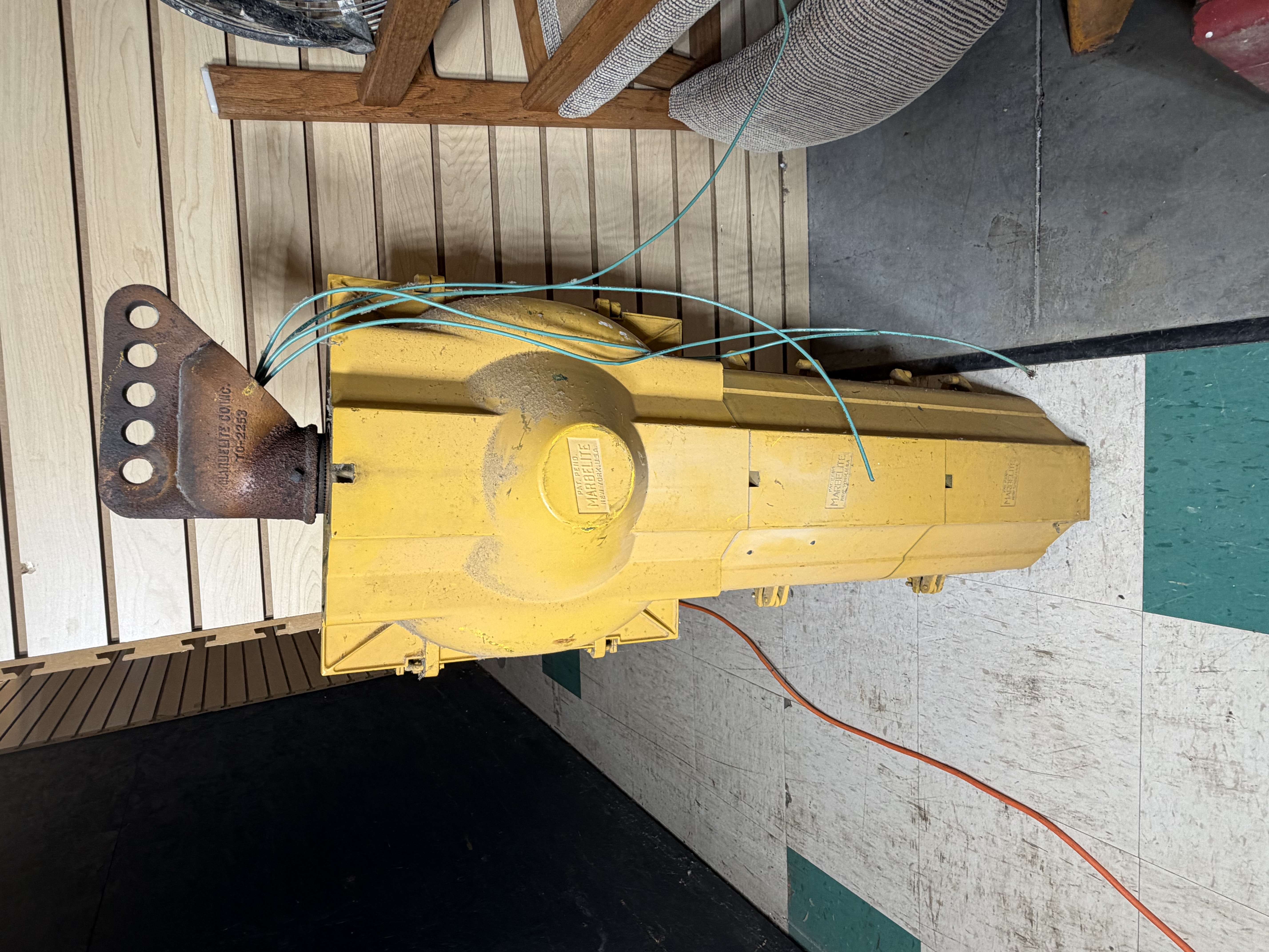 Vintage Marbelite Co. Inc. Three-Section Aluminum Traffic Signal