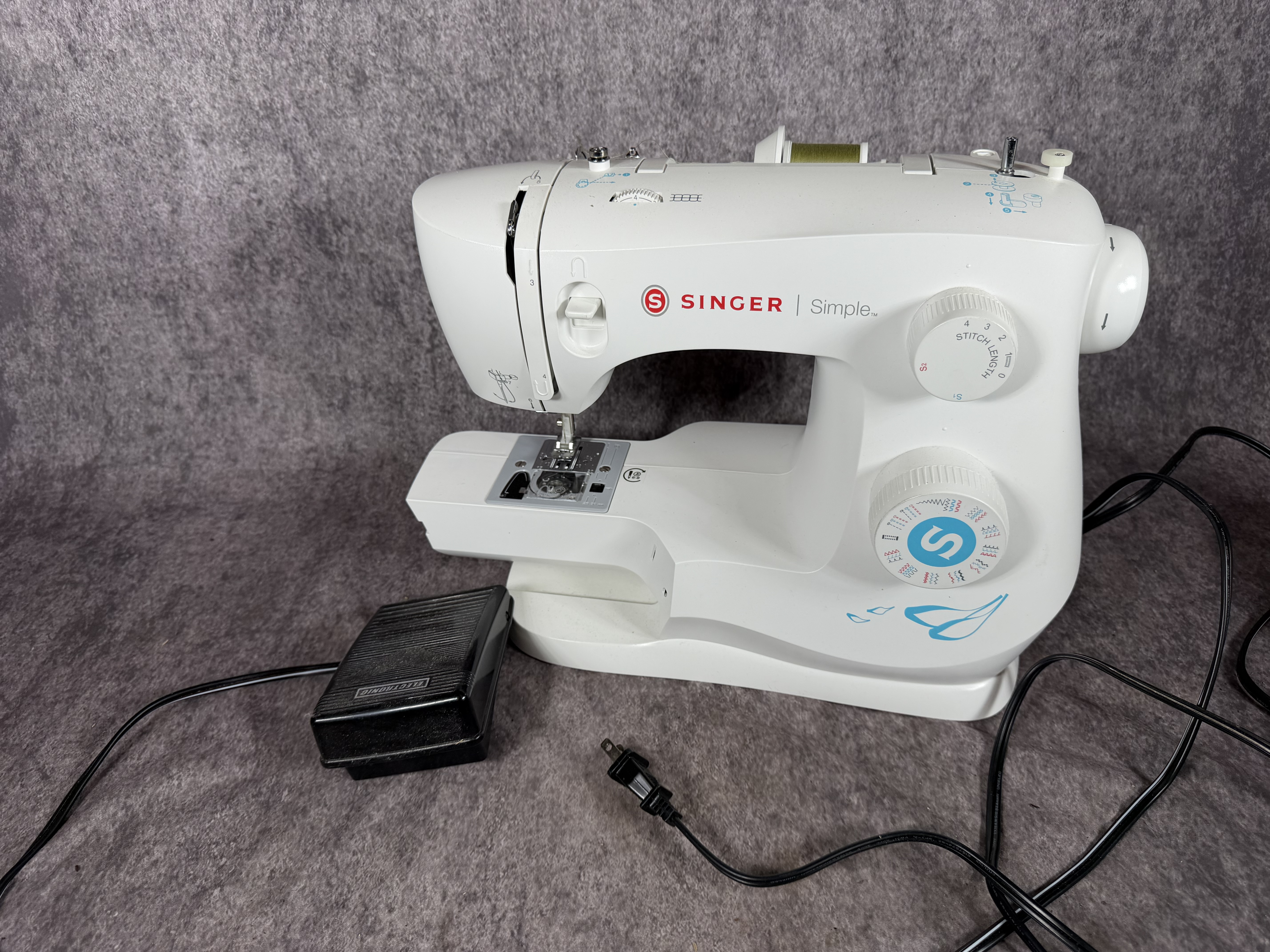 Singer 3337 Simple Electric Sewing Machine with Original Box and Accessories