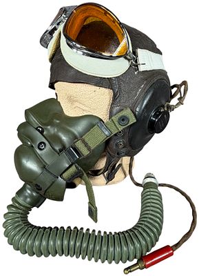 US Army Air Forces Type A-11 Flight Helmet Assembly with A-14 Oxygen Mask and AN-6530 Goggles. Th 
