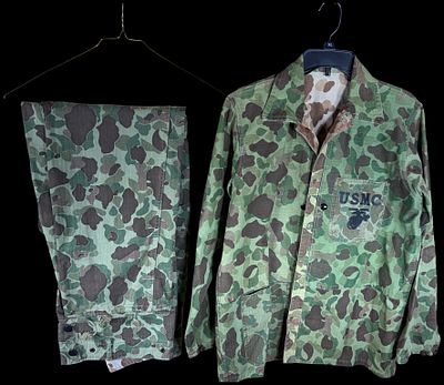 A USMC Pattern P1942 Reversible Camouflage Herringbone Twill Utility Uniform Set. A matched USMC 