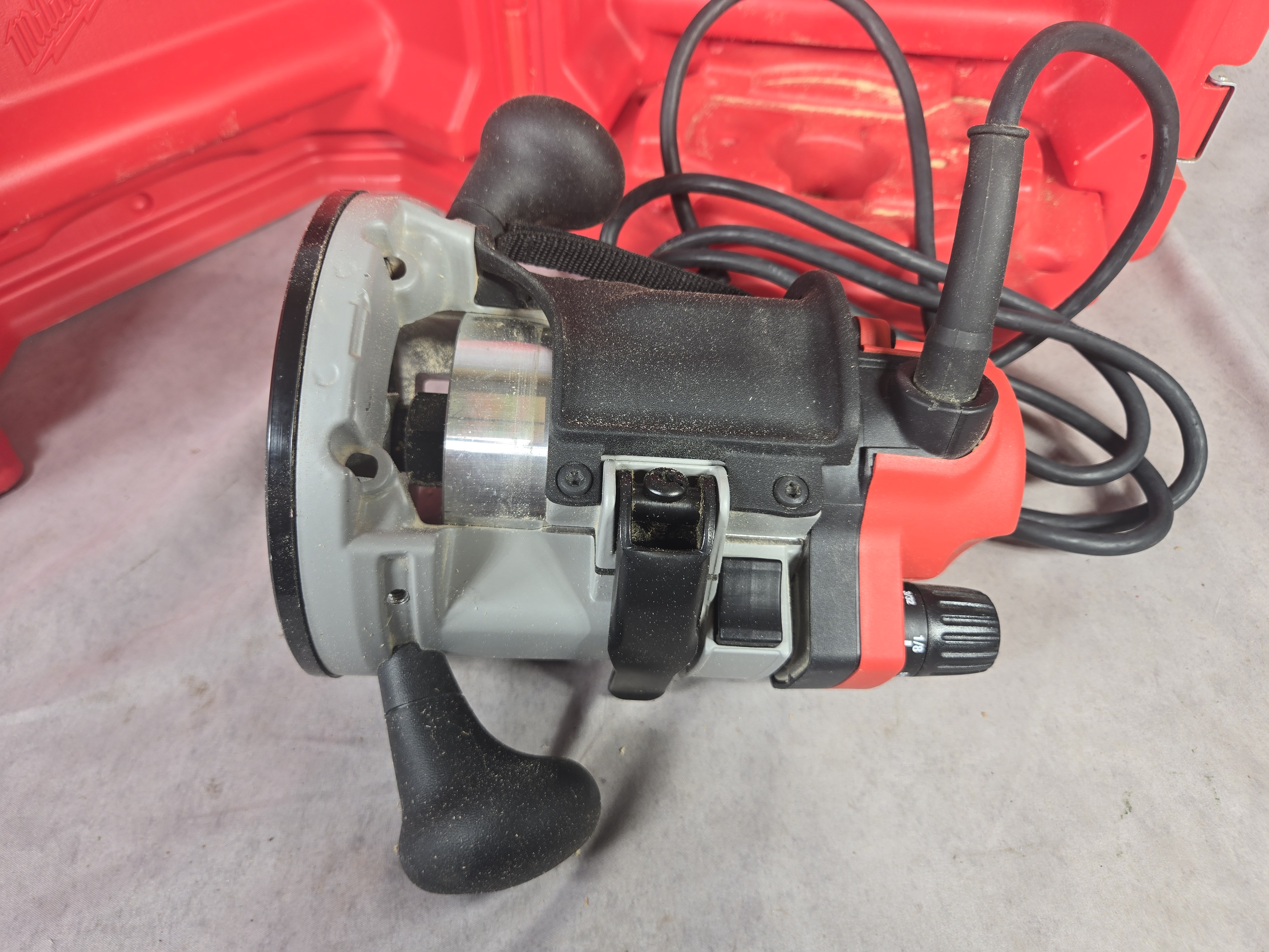 Milwaukee Model 5615-29 1.75 HP BodyGrip Fixed-Base Router with Carrying Case