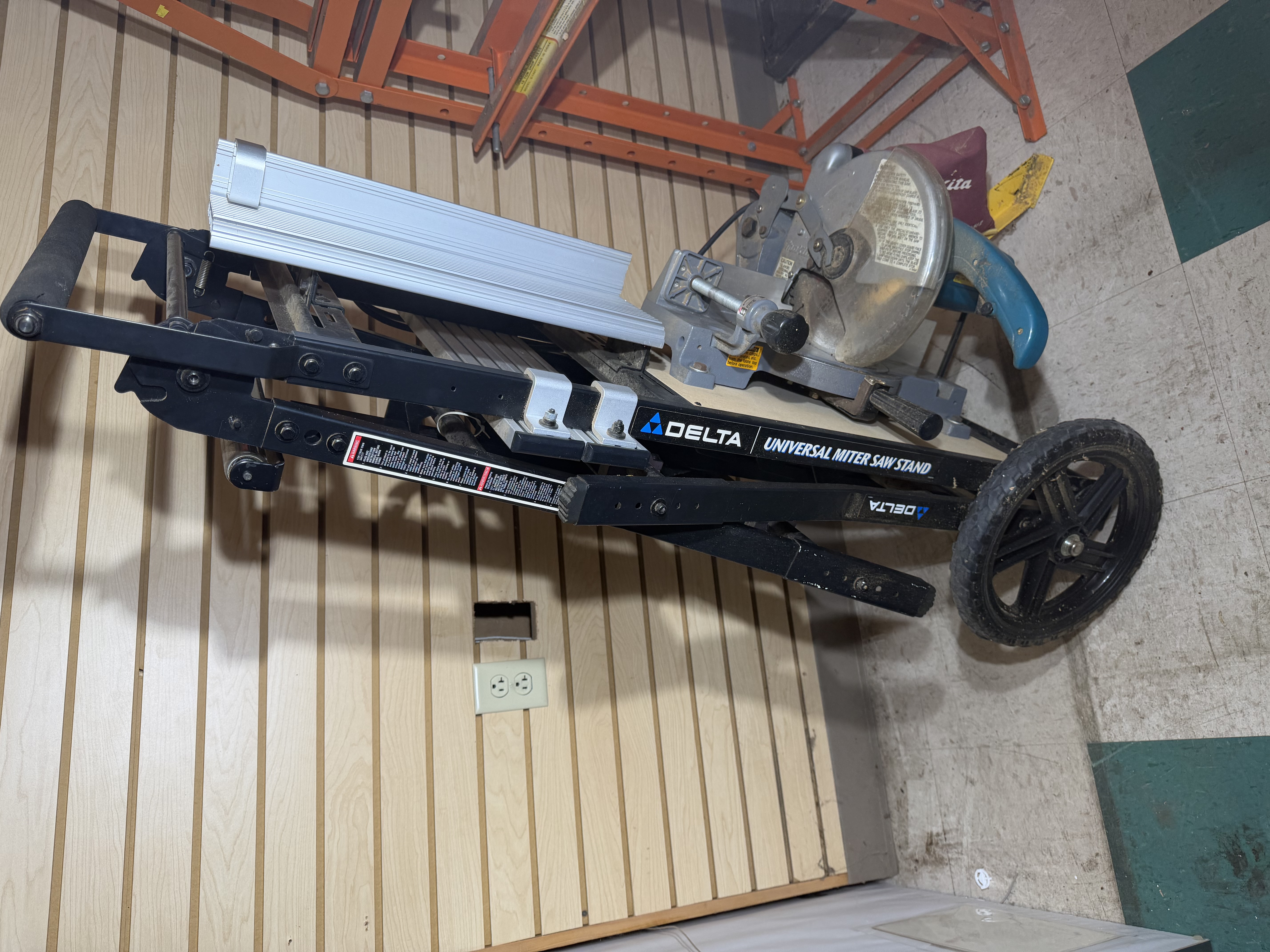 Makita Model LS1020 10-Inch Miter Saw on a Delta Universal Miter Saw Stand