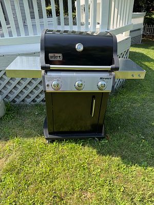 Weber Spirit E-315 3-Burner Liquid Propane Gas Grill. This is a Weber Spirit E-315 three-burner 