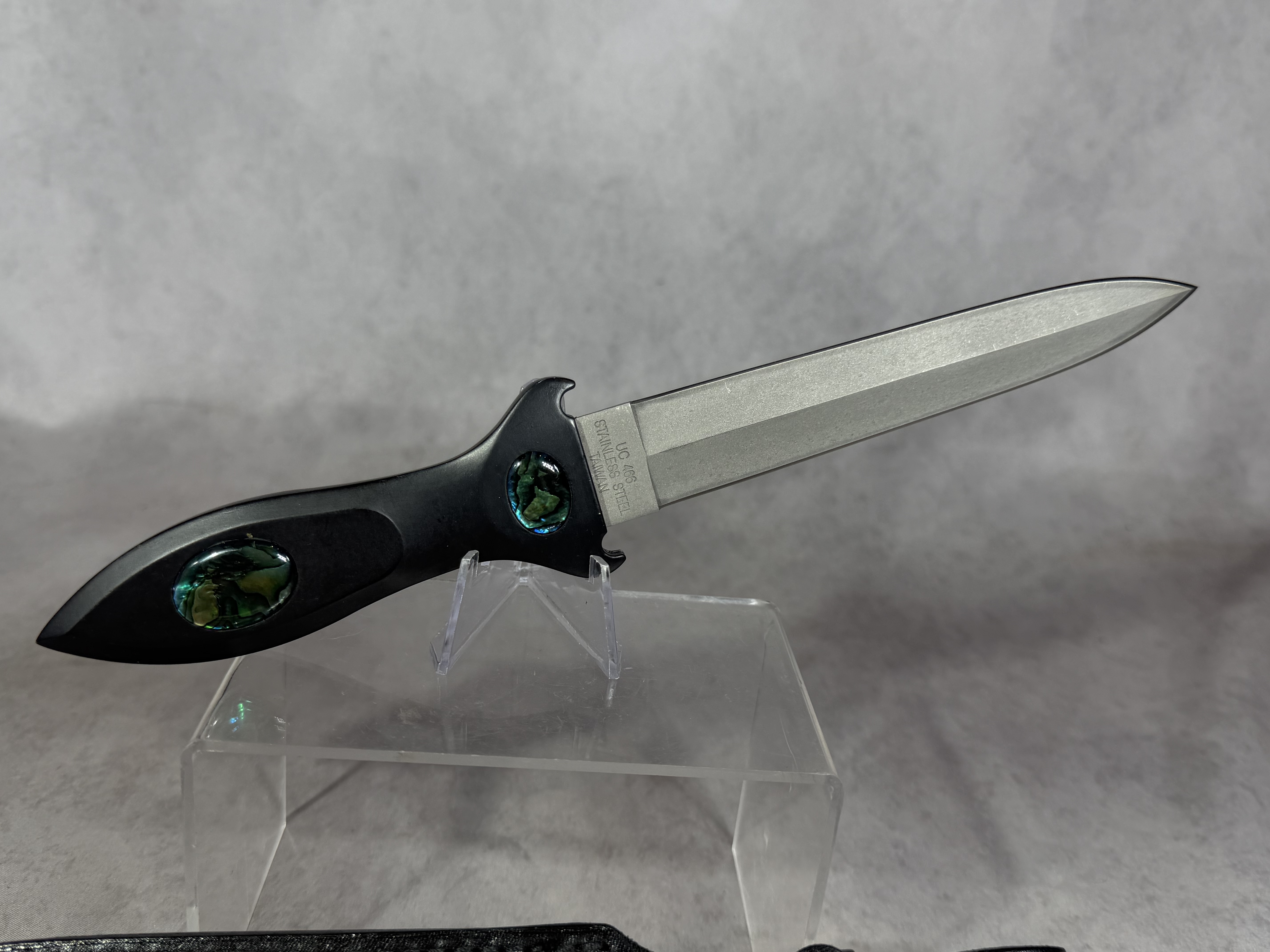 United Cutlery UC 466 Gil Hibben Presentation Dagger with Abalone Inlays