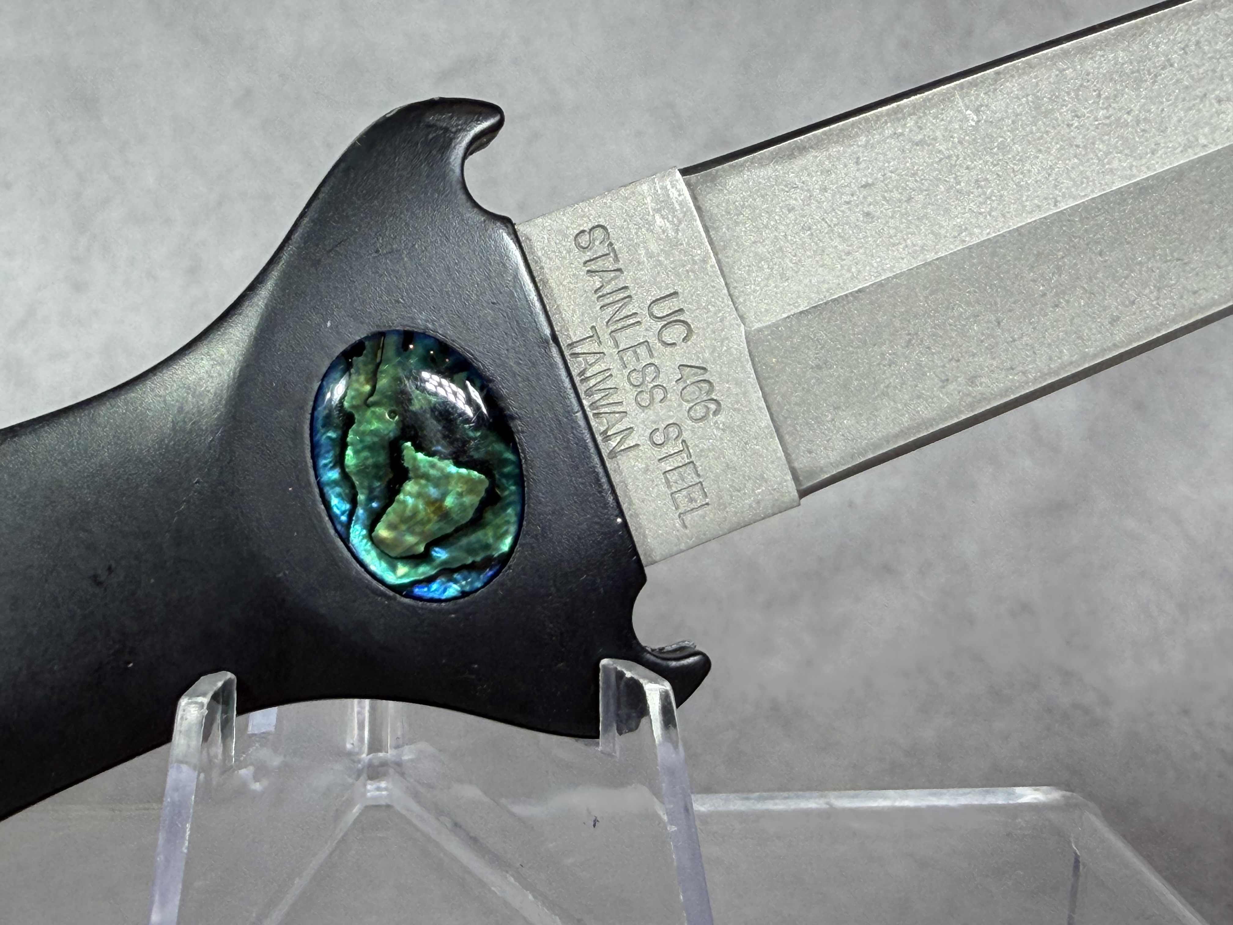 United Cutlery UC 466 Gil Hibben Presentation Dagger with Abalone Inlays