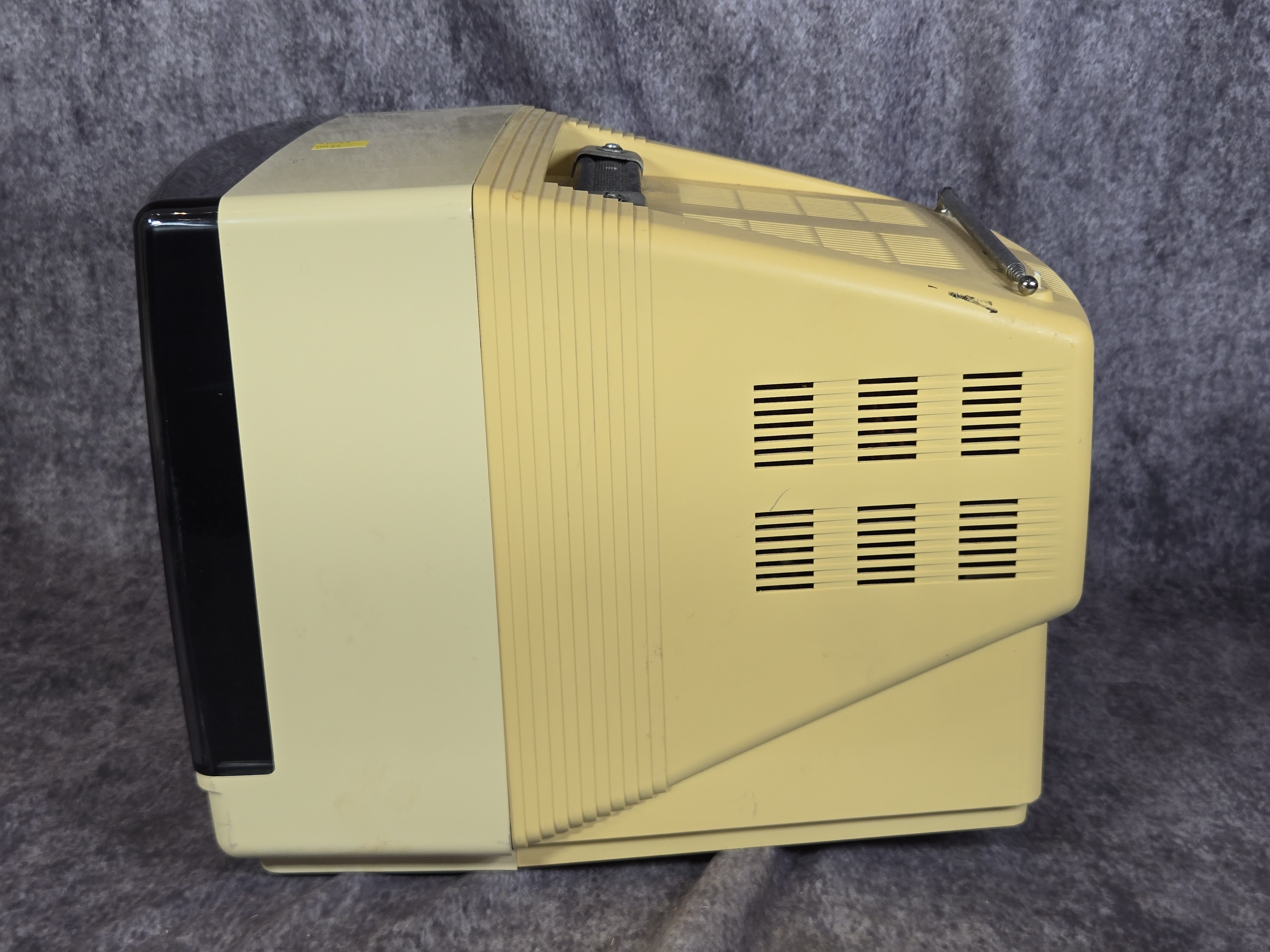 One 1990s Magnavox Plastic Portable CRT Television Model RD0946 T102