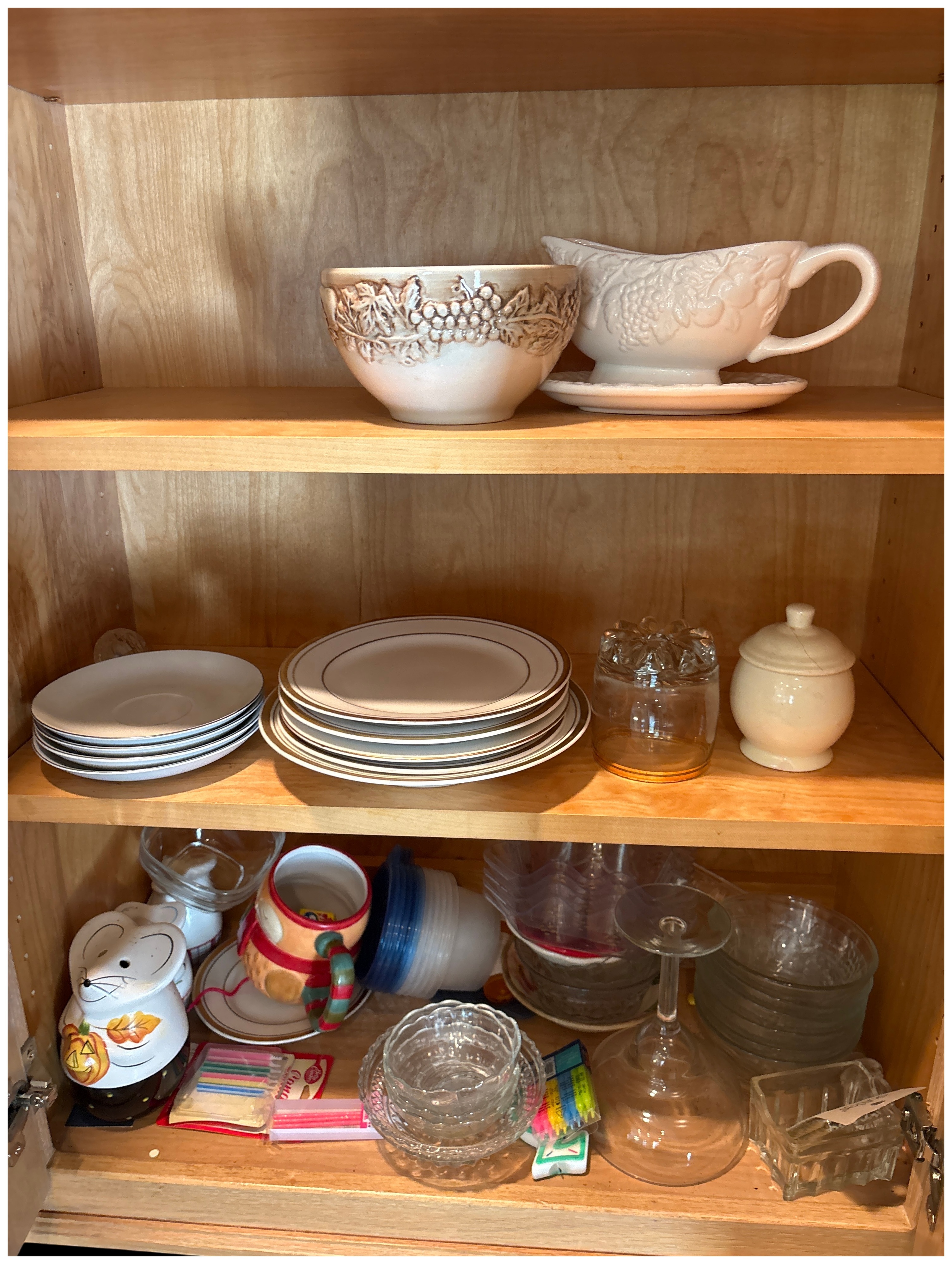 GIANT CONTENTS LOT: Total Kitchen Lot Including Microwave.