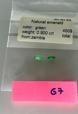 אבני אמרלד טבעיות 
באחריות אחרי בדיקה 
מתחילים במחיר שחיטה רק הזדמנויות 
משקל 0.9 קראט 
צבע 