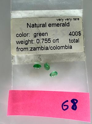 אבני אמרלד טבעיות 
באחריות אחרי בדיקה 
מתחילים במחיר שחיטה רק הזדמנויות 
משקל 0.75 קראט 
צבע 