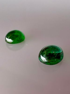 אבני אמרלד טבעיות 
באחריות אחרי בדיקה 
מתחילים במחיר שחיטה רק הזדמנויות 
משקל 1.2 קראט 
צבע 