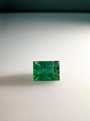 אבן אמרלד ליטוש מיוחד במשקל 0.585 קראט, טבעית מהכספת באחריות אחרי בדיקה