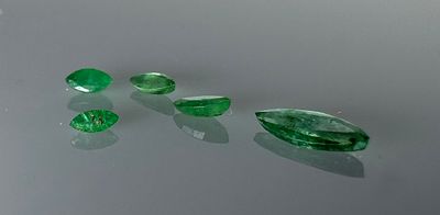 אבן אמרלד ליטוש מיוחד במשקל 0.44 קראט, טבעית מהכספת באחריות אחרי בדיקה