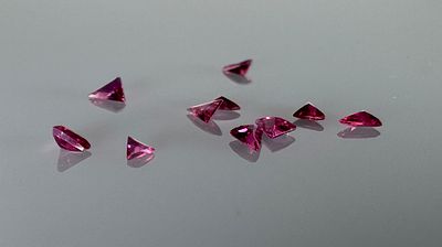 אבני ספיר בליטוש מיוחד 
צבע מהמם ונדיר יותר במשקל 0.39 קראט, טבעיות בבדיקה באחריות 
אבנים 