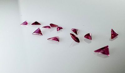 אבני ספיר בליטוש מיוחד 
צבע מהמם ונדיר יותר במשקל 0.4 קראט, טבעיות בבדיקה באחריות 
אבנים 