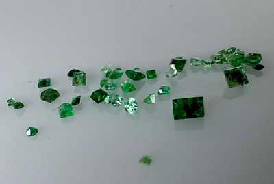 לוט אבני אמרלד בליטוש מיוחד במשקל 1.05 קראט, טבעי מהכספת באחריות אחרי בדיקה 
מעולה לשיבוץ תכשיטי 