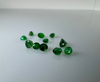 אמרלד. לוט אבני אמרלד בליטוש מיוחד במשקל 1.105 קראט, גודל אבנים מופיע על השקית, טבעי מהכספת 