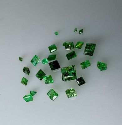 אמרלד. לוט אבני אמרלד בליטוש מיוחד במשקל 1.05 קראט, טבעי מהכספת באחריות אחרי בדיקה 
מעולה לשיבוץ 