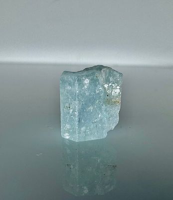 אקווה מרין. אבן אקווה מרין טבעית גלם לא מלוטשת, 
במשקל 12.08 קראט, 
עדיין בצורתה המקורית 