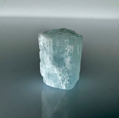 אקווה מרין. אבן אקווה מרין טבעית גלם לא מלוטשת, 
במשקל 6.65 קראט, 
עדיין בצורתה המקורית 