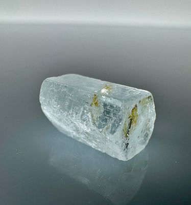 אקווה מרין. אבן אקווה מרין טבעית גלם לא מלוטשת, 
במשקל 6.27 קראט, 
עדיין בצורתה המקורית 