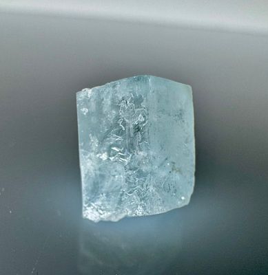 אקווה מרין. אבן אקווה מרין טבעית גלם לא מלוטשת, 
במשקל 5 קראט, 
עדיין בצורתה המקורית 