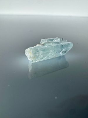 אקווה מרין. אבן אקווה מרין טבעית גלם לא מלוטשת, 
במשקל 4.93 קראט, 
עדיין בצורתה המקורית 