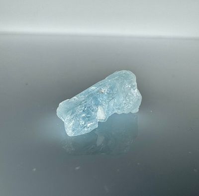 אקווה מרין. אבן אקווה מרין טבעית גלם לא מלוטשת, 
במשקל 4.88 קראט, 
עדיין בצורתה המקורית 