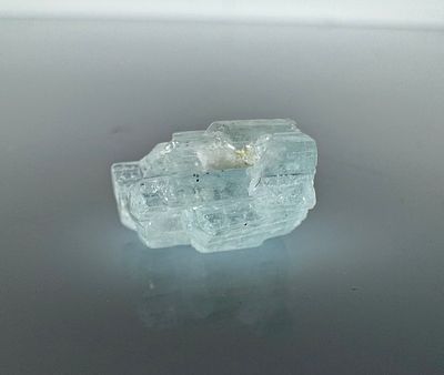 אקווה מרין. אבן אקווה מרין טבעית גלם לא מלוטשת, 
במשקל 3.75 קראט, 
עדיין בצורתה המקורית 