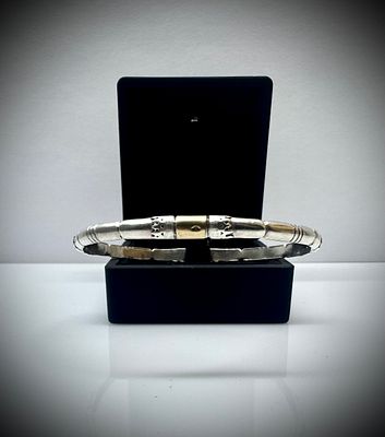 צמיד כסף חתום 925 בשילוב זהב וינטג׳ . משקל 18.9 גרם 
צמיד כסף חתום 925 משולב זהב וינטג׳